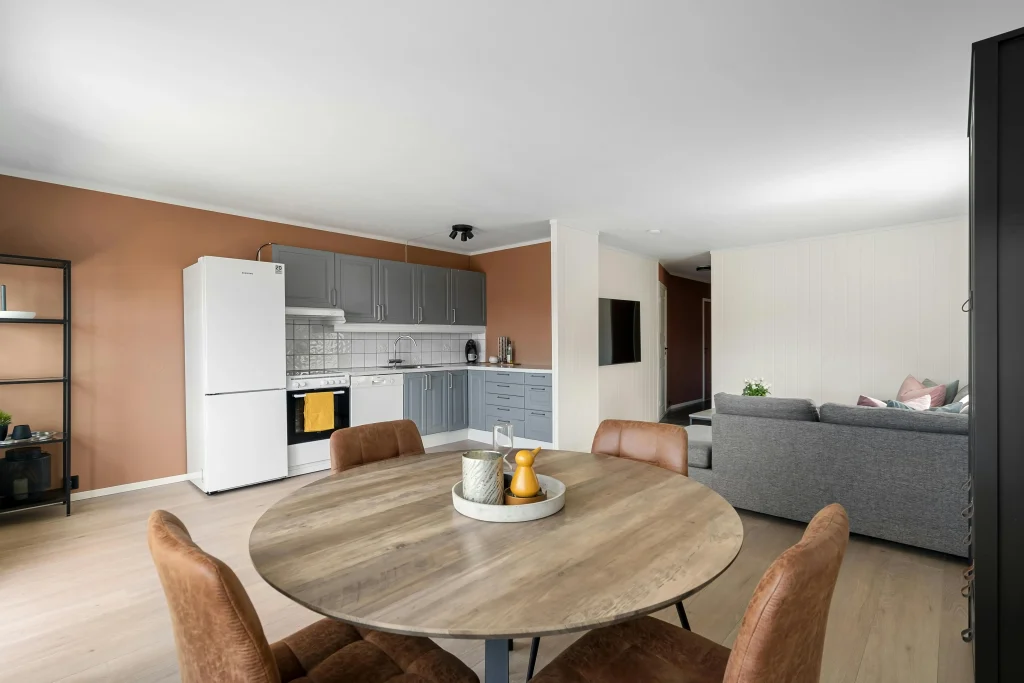 A modern open-plan serviced apartments unit featuring a full kitchen and spacious dining area to help corporate travelers maintain a healthy routine.
